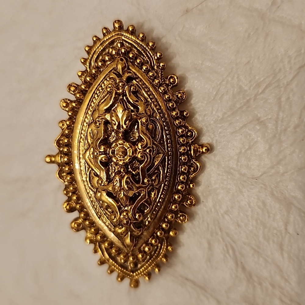 Brooch gold tone